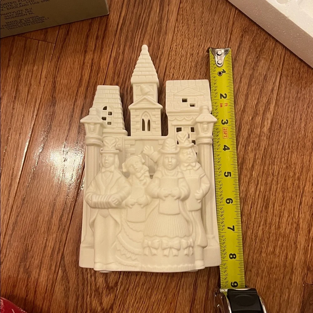 NEW IN BOX PartyLite Village Carolers White Porcelain Tea-light Candle Holder
